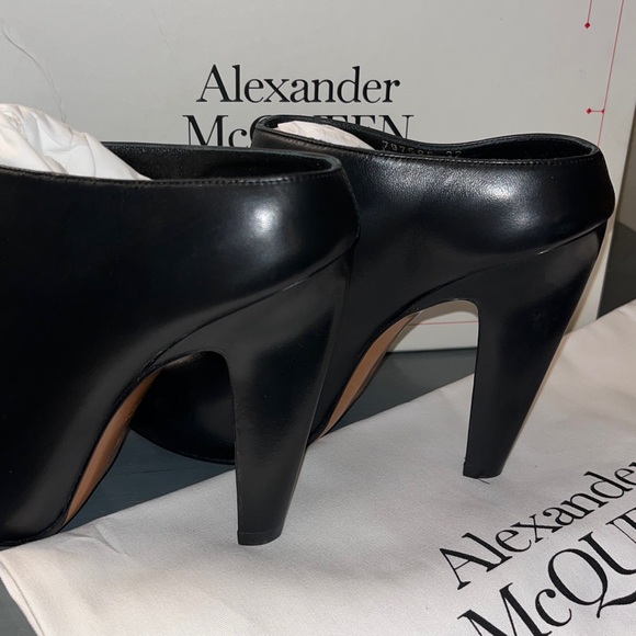Alexander McQueen Leather High Heel Pumps 37/7 Black Solid Slip On NIB w Dustbag - Picture 10 of 17